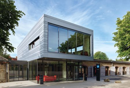 Osnabrück Højskole - facade med RHEINZINK horisontalpanel system